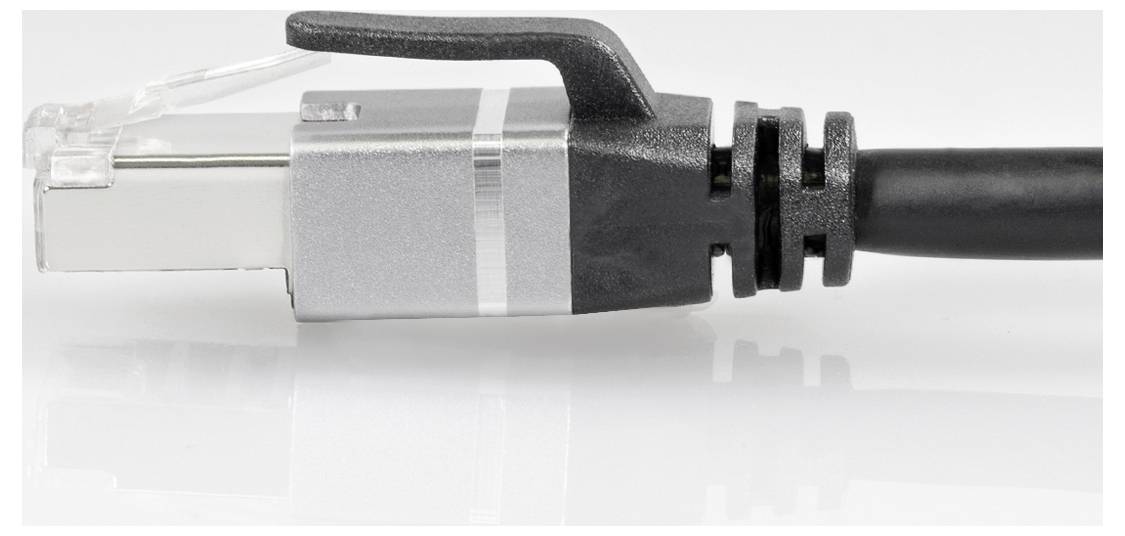 Ein Ethernet-Kabel mit Metallstecker und Plastikschutzkappe, seitlich aufgenommen; geeignet für Netzwerkverbindungen.