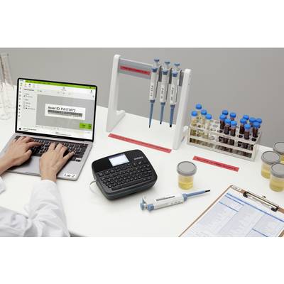 Ein Laborarbeitsplatz mit Laptop, Etikettendrucker und Bio-Proben. Eine Person tippt eine Identifikationsnummer in den Laptop ein.