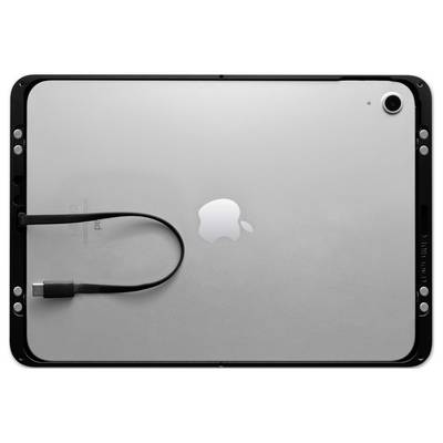 Ein silbernes Tablet, Rückansicht, mit einem eingesteckten USB-C-Kabel an der linken Seite. In der Mitte ist ein Apfel-Logo.