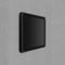 Ein schwarzes, flach an der Wand befestigtes Tischgerät mit schwarzem Bildschirm in einem modernen, minimalistischen Raum.