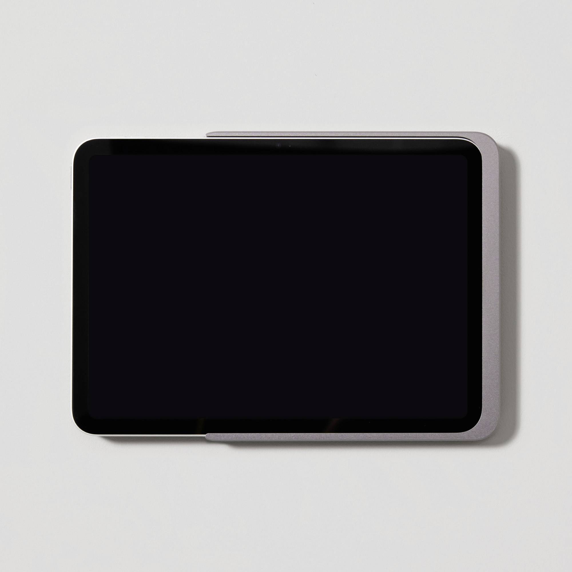 Ein Tablet mit schwarzem Bildschirm auf weißem Hintergrund.