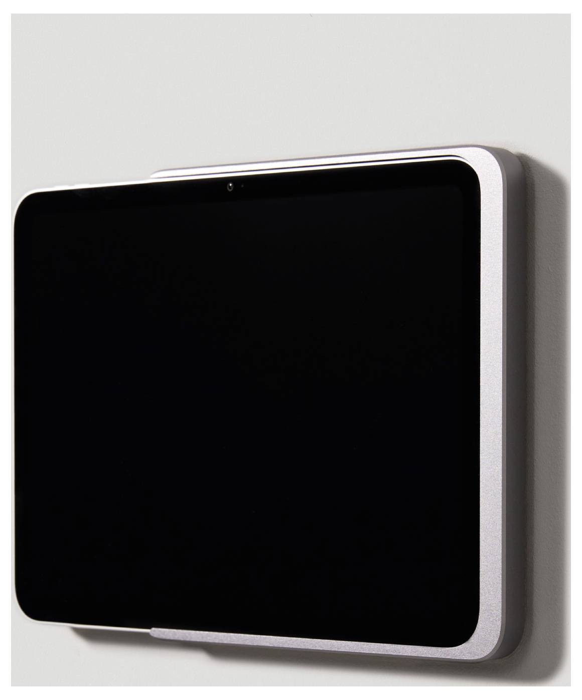 Ein rechteckiges, silbernes Gerät, vermutlich ein Wandtablet oder Bildschirm, montiert an einer hellen Wand.