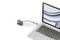 Eine Action-Kamera ist über ein USB-Kabel mit einem Laptop verbunden. Der Laptop zeigt ein stilisiertes, abstraktes Bild auf dem Bildschirm.