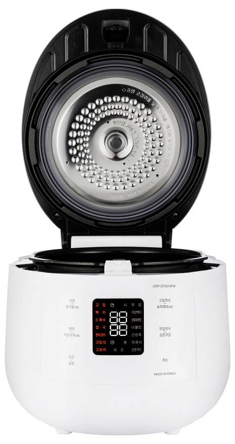 Ein weißer elektrischer Reiskocher mit geöffnetem Deckel und digitalem Display auf der Vorderseite.