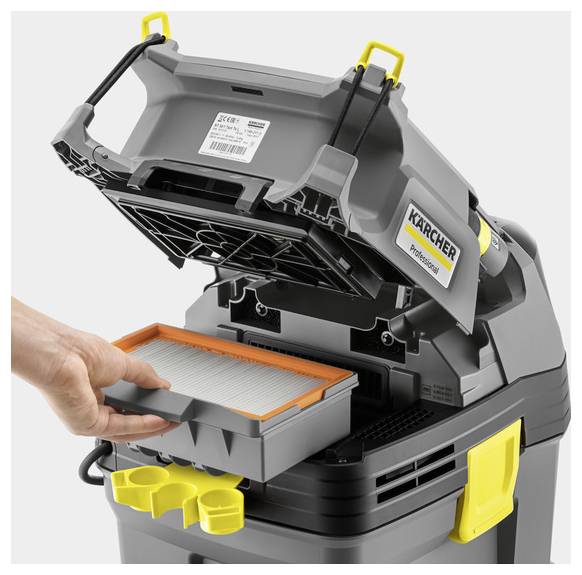 Industriestaubsauger mit offenem Deckel, Person wechselt den Filter. Gerät in grauer und gelber Farbe, Markenname sichtbar.