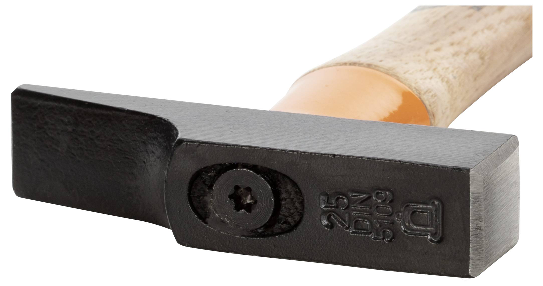 Ein schwarzer Hammerkopf mit flacher und spitzer Seite, befestigt an einem hölzernen Griff. Industrielles Werkzeug, Nahaufnahme.