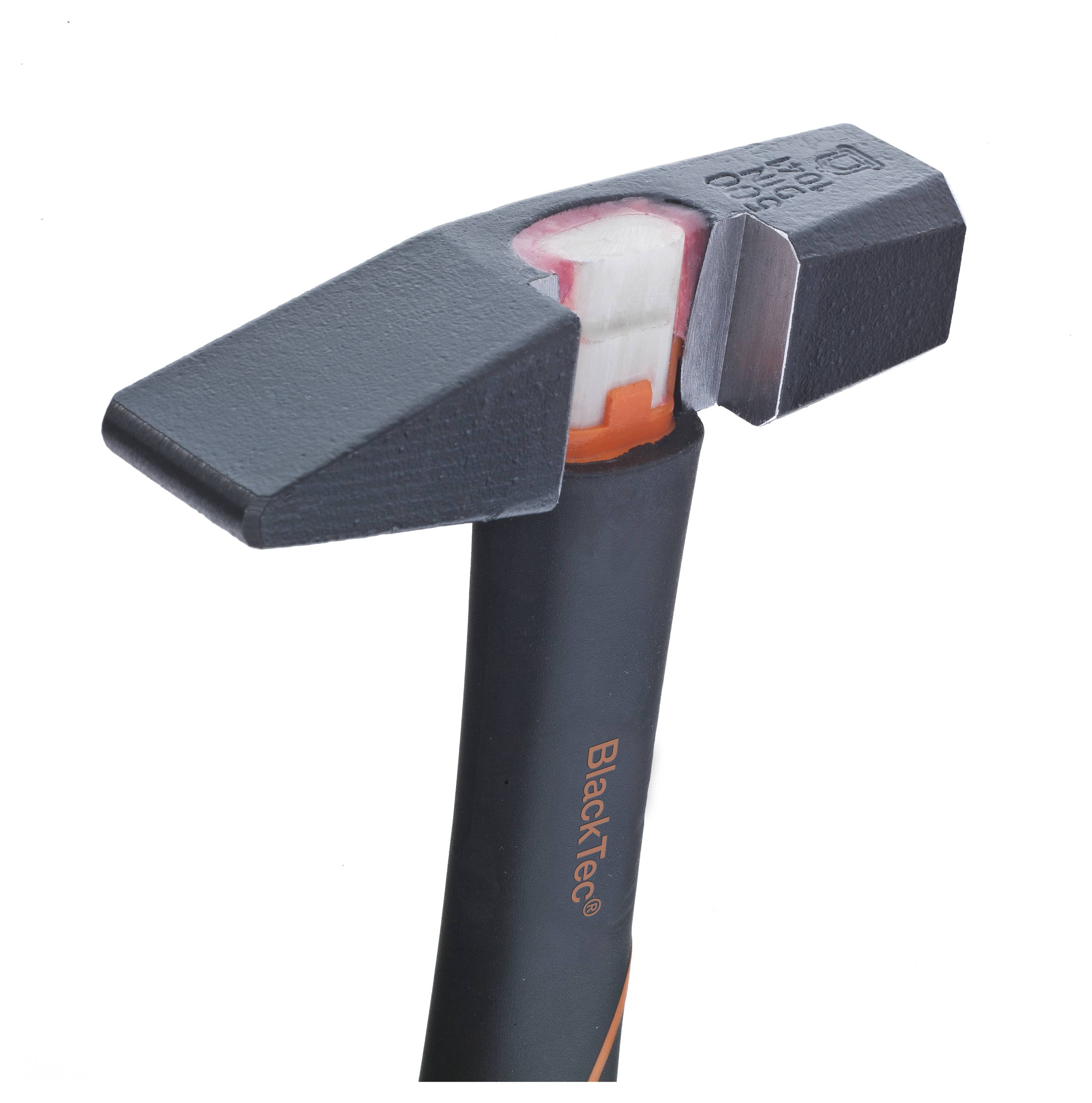 Ein Hammer mit schwarzem Kopf und orangefarbenem Griff. Der Kopf hat eine flache Schlagfläche und ist leicht angewinkelt.