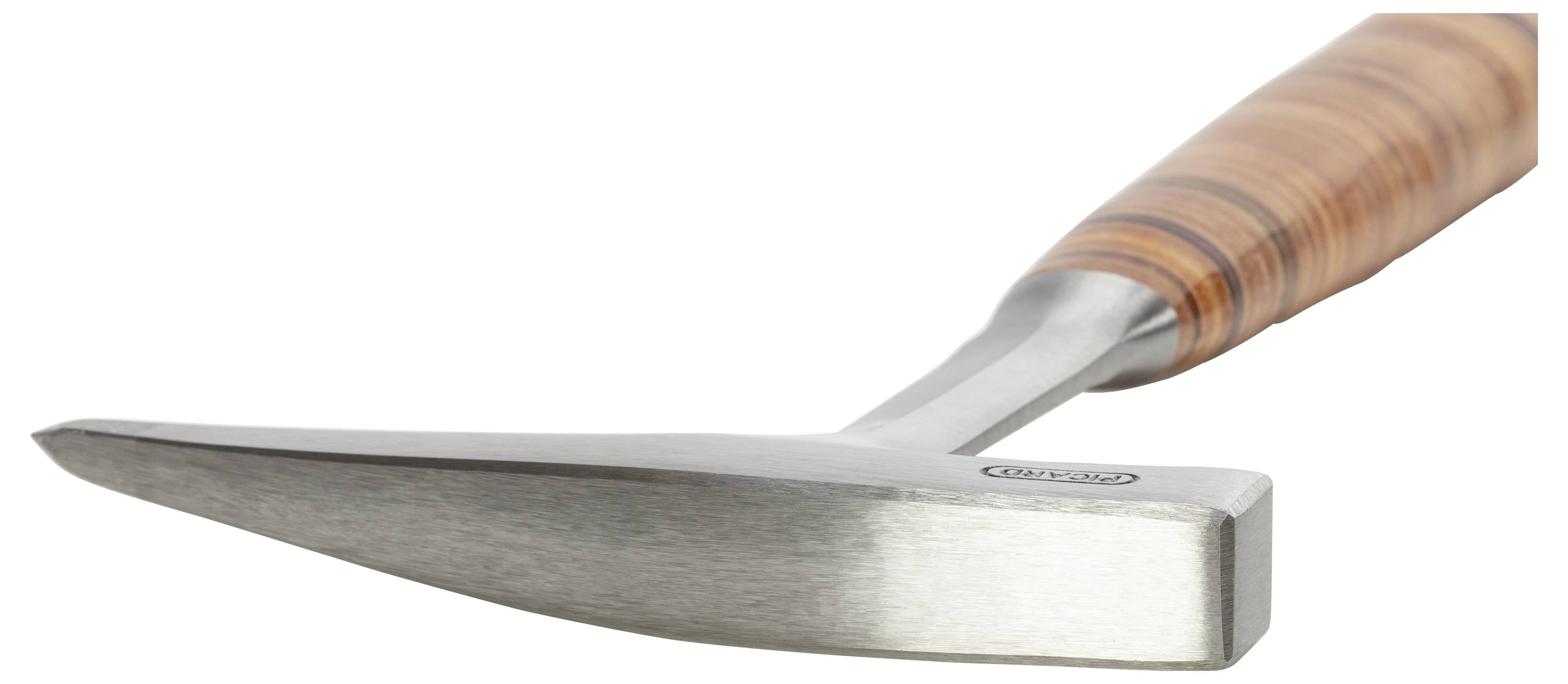 Ein Hammer mit einem schlanken, rechteckigen Metallkopf und einem stilvollen Griff aus gestapeltem Holz. Ideal für präzise Handwerksarbeiten.