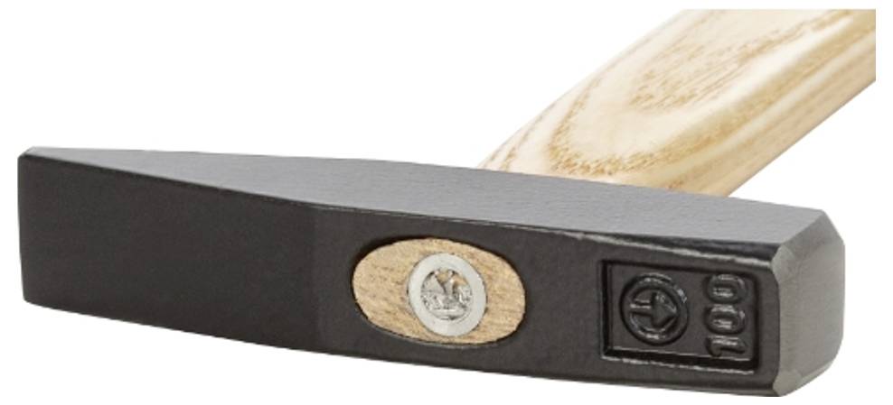 Ein schwarzer Hammer mit einem Holzgriff. Der Kopf ist fest mit dem Griff verbunden und zeigt eine Oberflächenmarkierung.