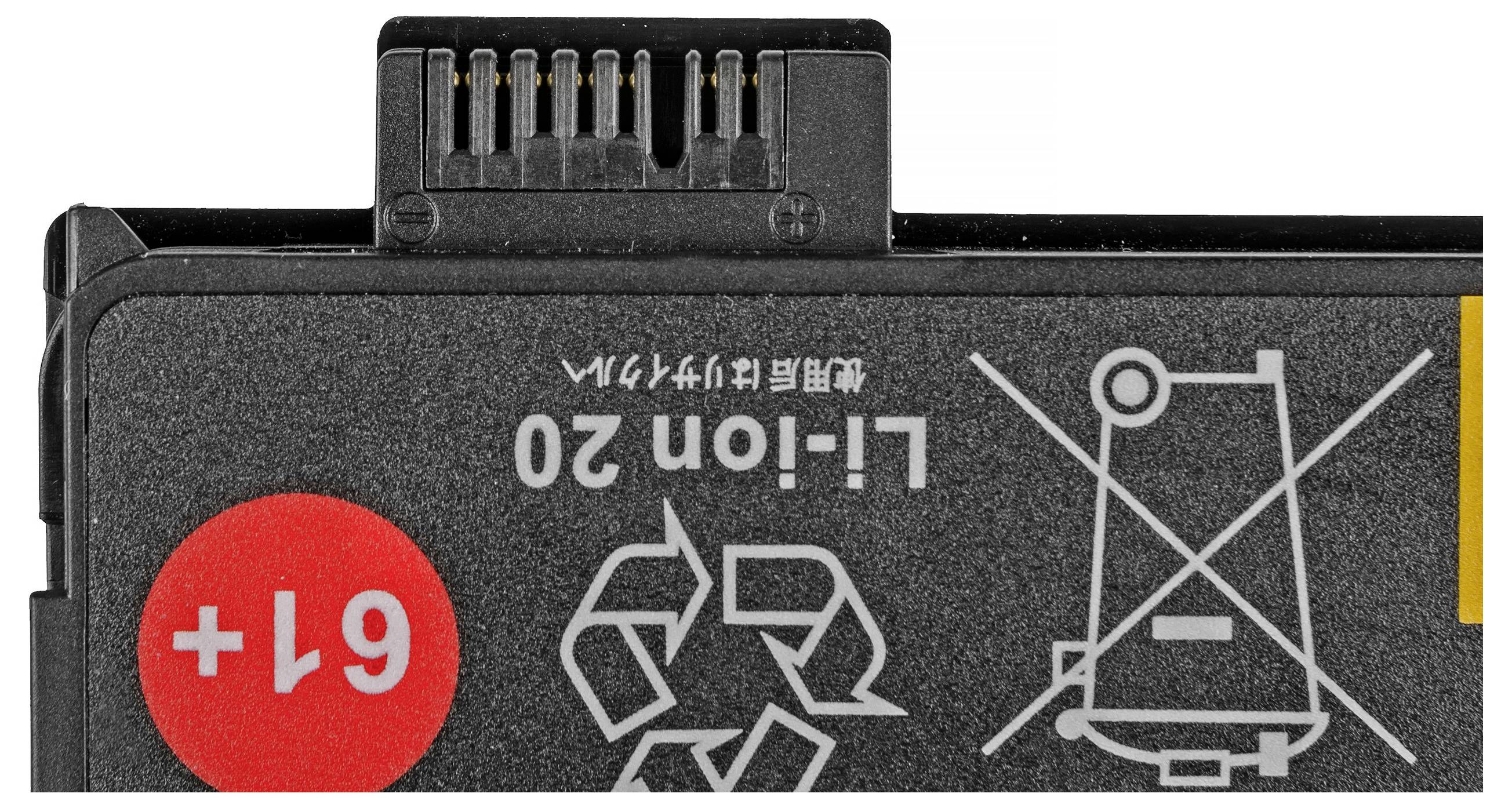 Oberes Ende einer Batterie mit Recycling-Symbol, einem durchgestrichenen Mülleimer-Piktogramm und der Aufschrift '+ 6F Li-Ion 20'.