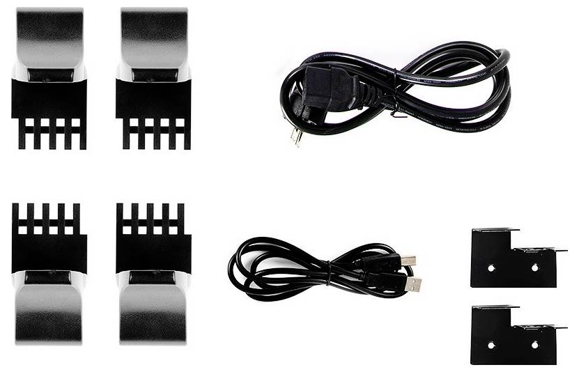 Vier Halterungen, ein Stromkabel, ein USB-Kabel und zwei Metallteile auf weißem Hintergrund. Technikzubehör für Montage.