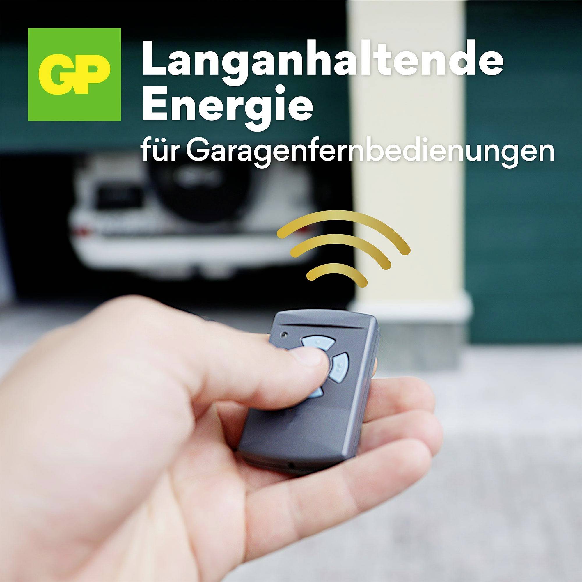 Hand hält eine Fernbedienung vor geöffneter Garage. Text: 'Langanhaltende Energie für Garagenfernbedienungen'.