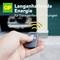 Hand hält eine Fernbedienung vor geöffneter Garage. Text: 'Langanhaltende Energie für Garagenfernbedienungen'.
