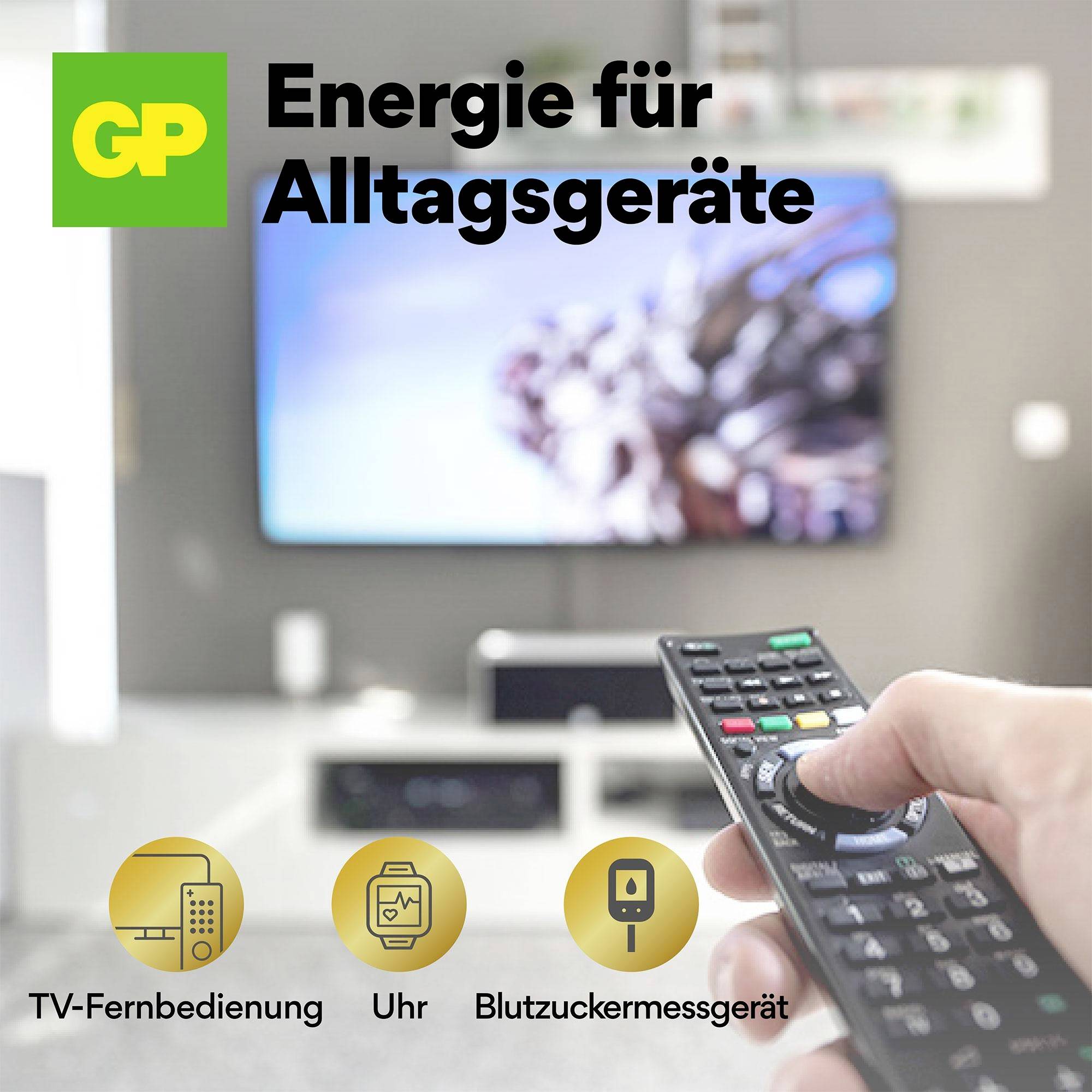 Hand hält TV-Fernbedienung. Im Hintergrund verschwommener Fernseher. Text: 'Energie für Alltagsgeräte'. Symbole: TV, Uhr, Blutzuckermessgerät.
