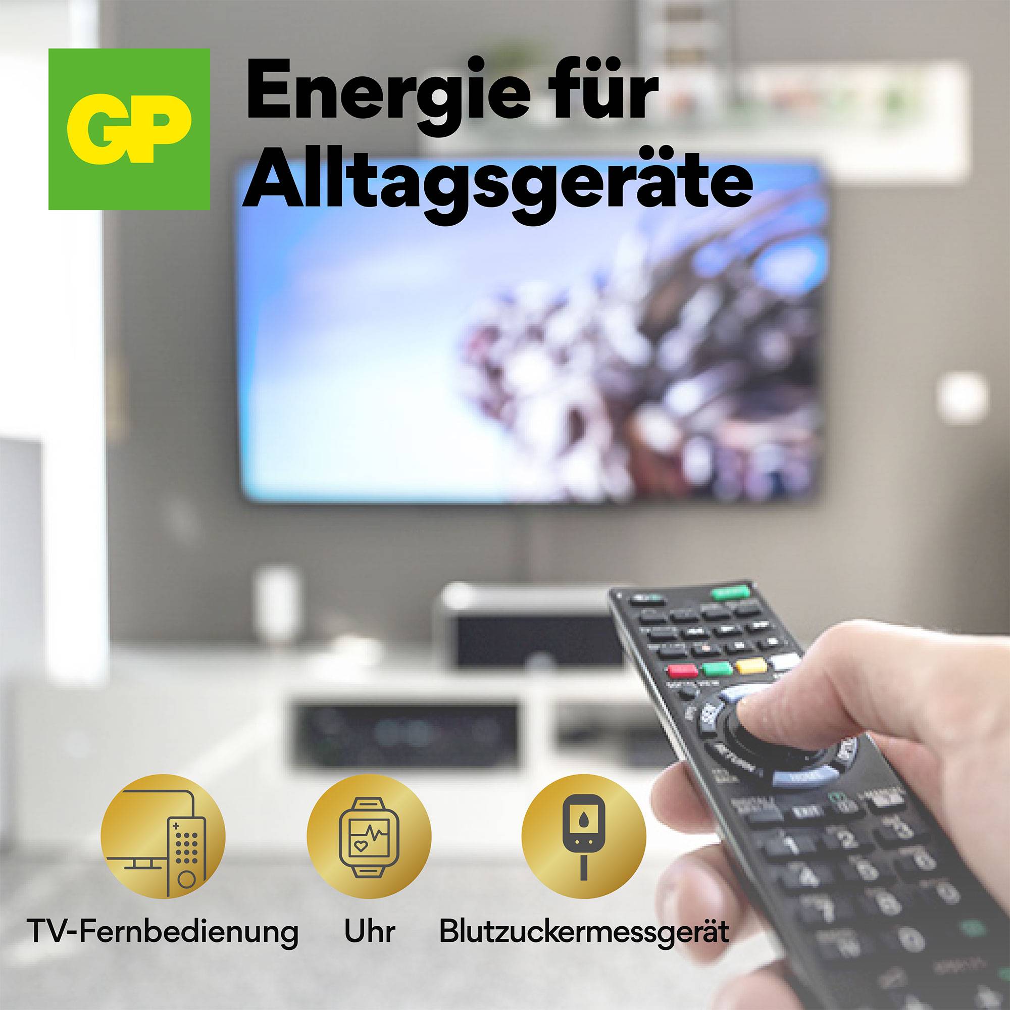 Eine Hand hält eine Fernbedienung vor einem unscharfen Fernseher. Text: 'Energie für Alltagsgeräte' mit Symbolen für TV, Uhr und Blutzuckermessgerät.