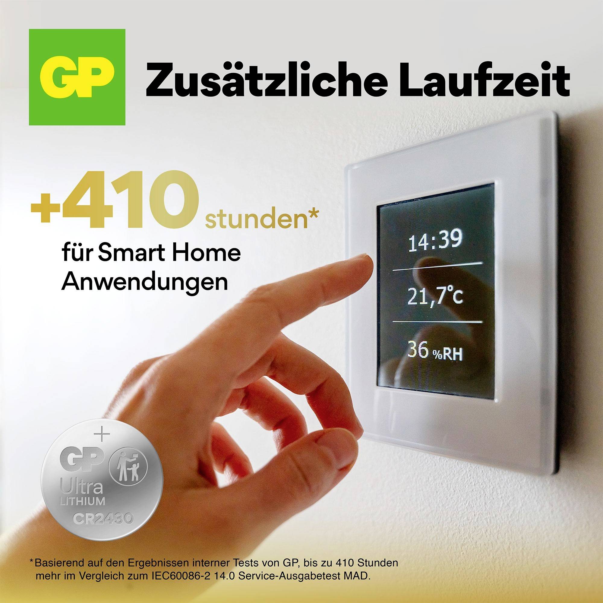 'Zusätzliche Laufzeit bis zu 410 Stunden für Smart Home Geräte.' Eine Hand berührt ein Display, das Temperatur und Luftfeuchtigkeit anzeigt.