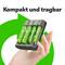Hand hält ein Ladegerät mit grünen AA-Batterien, Text "Kompakt und tragbar" oben, umgeben von einem grünen Kreissymbol.