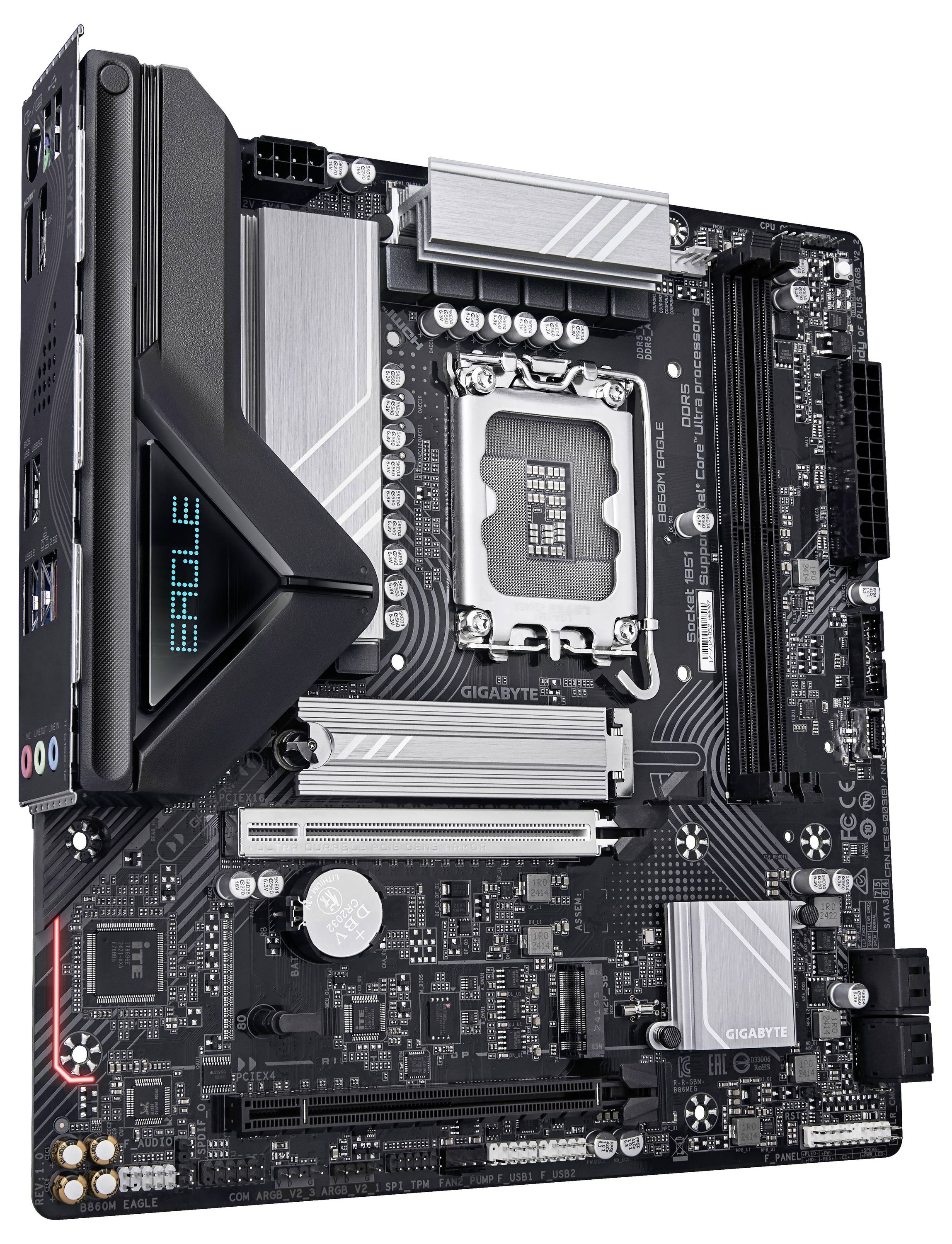 Eine Hauptplatine mit verschiedenen Steckplätzen, Anschlüssen und Schaltkreisen, die für den Computeraufbau und die Konnektivität entwickelt wurde, mit sichtbaren beschrifteten Komponenten.
