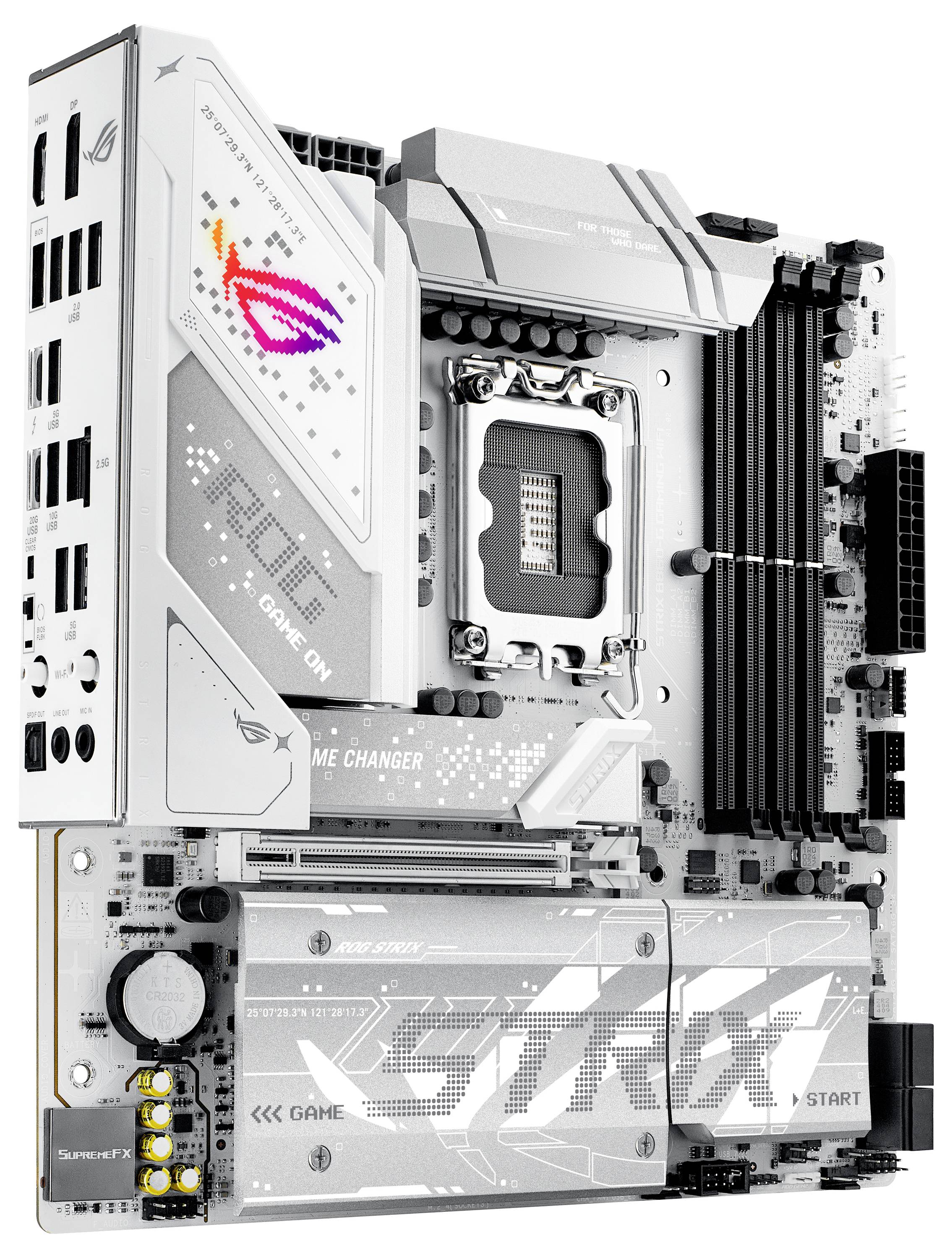 Eine weiße Computer-Hauptplatine mit verschiedenen Steckplätzen und Komponenten. Die Platine verfügt über Markierungselemente, einschließlich des 'ROG' Logos und des Textes 'GAME CHANGER.'