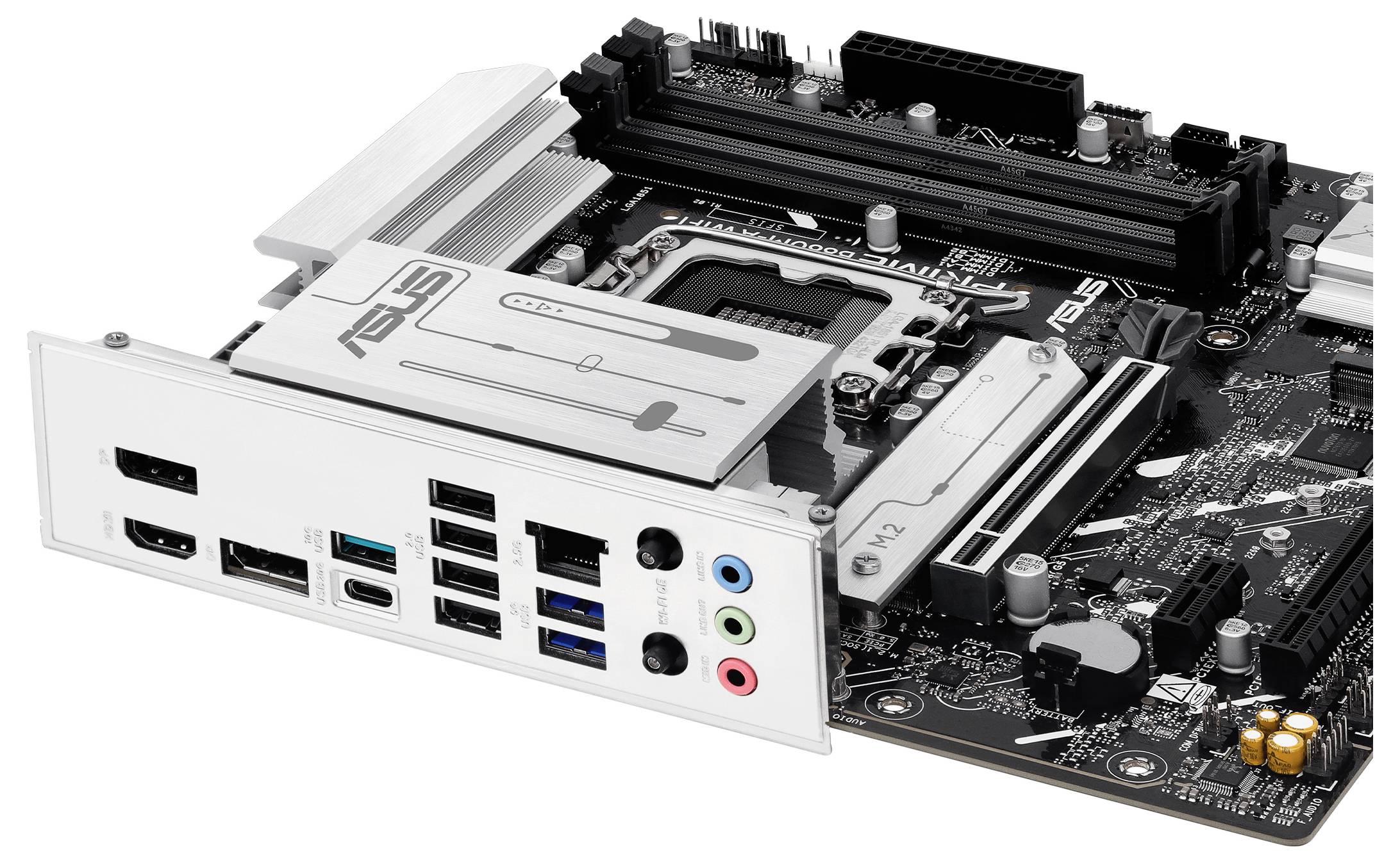 Eine Computermotherboard, die verschiedene Anschlüsse wie USB, HDMI und Audioports zeigt, zusammen mit RAM-Steckplätzen und einem PCIe-Steckplatz.
