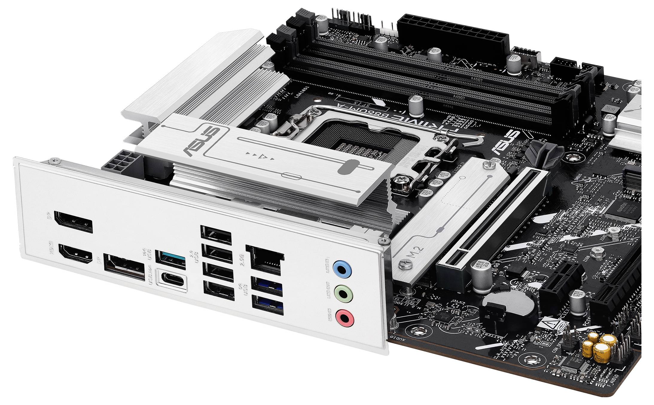 Eine Computergrundplatine mit beschrifteten HDMI-, DisplayPort-, USB-, Audio-Anschlüssen und RAM-Steckplätzen, die Konnektivitätsoptionen und Layout präsentiert.