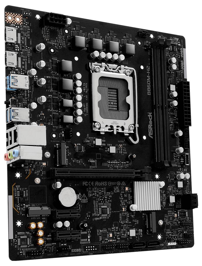 Eine schräge Ansicht eines Computermotherboards mit verschiedenen Anschlüssen, Steckplätzen und Komponenten wie Kondensatoren und Kühlkörpern, die für die Hardware-Verbindung verwendet werden.