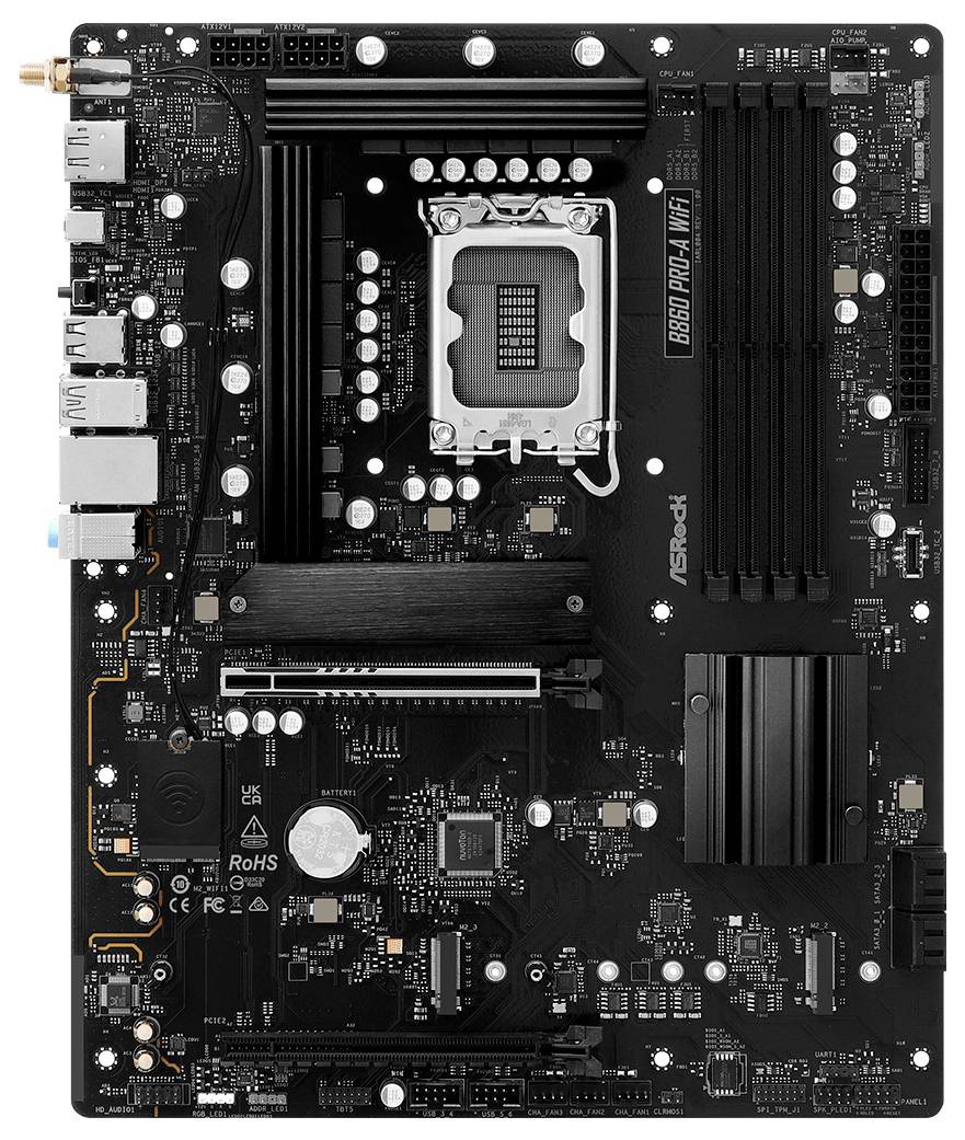 Eine schwarze Computer-Motherboard mit Steckplätzen für RAM, einem CPU-Sockel und verschiedenen Anschlüssen. Die Markenbezeichnung 'ASRock' ist sichtbar.