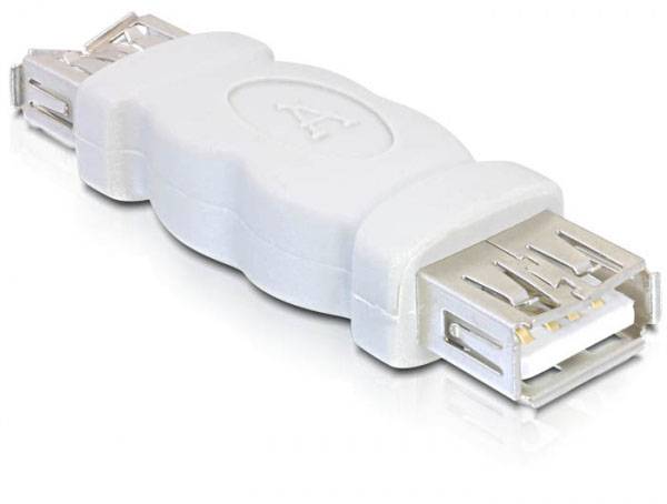 Ein weißer USB-Adapter mit zwei USB-A-Anschlüssen auf beiden Seiten, dient zur Verbindung von zwei USB-Kabeln.