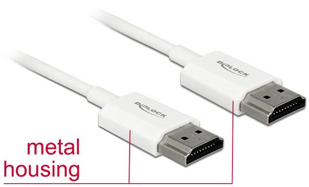 Zwei weiße DisplayPort-Kabel mit der Aufschrift 'metal housing', die auf das Metallgehäuse der Stecker hinweist.