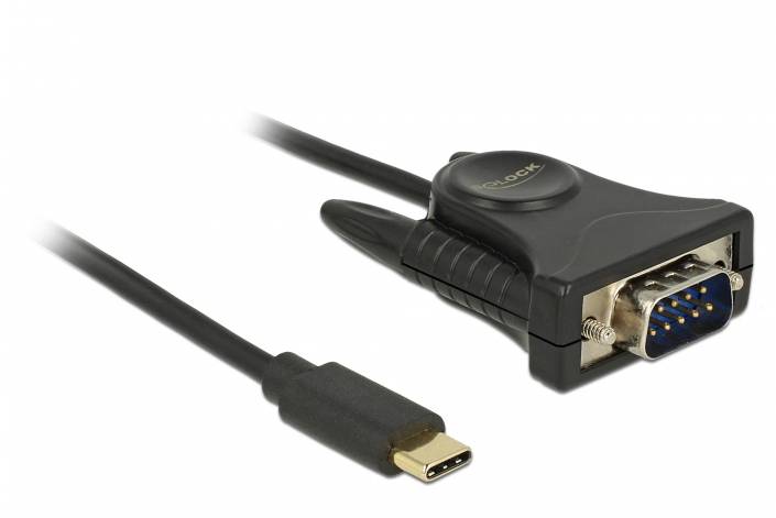 Ein USB-C-zu-RS232-Adapterkabel, verbunden mit einem schwarzen Stecker, dient der Verbindung von modernen Geräten mit älterer Hardware.