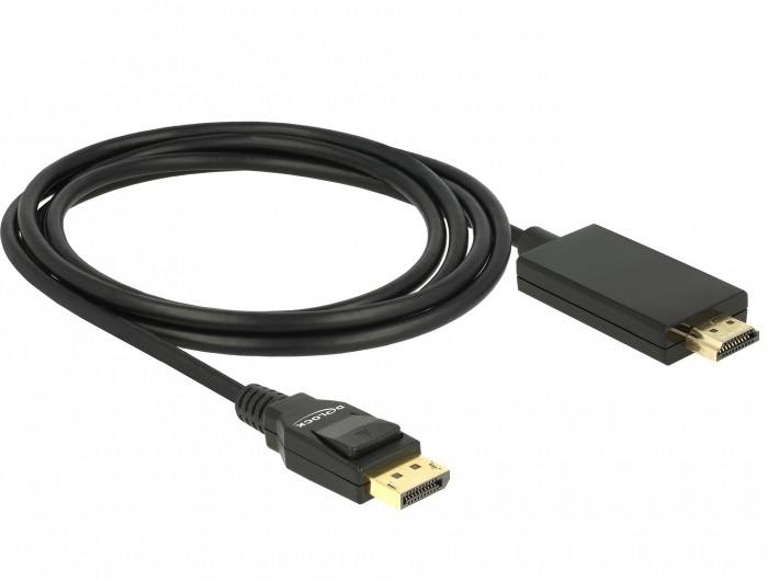 Ein schwarzes HDMI-zu-DisplayPort-Kabel, das zwei Geräte verbindet, indem es Audio- und Videosignale überträgt.