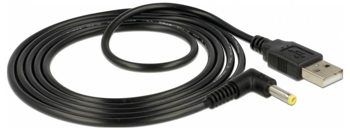 Schwarzes USB-Kabel mit rechteckigem USB-Stecker auf der einen Seite und rundem Hohlstecker auf der anderen Seite.