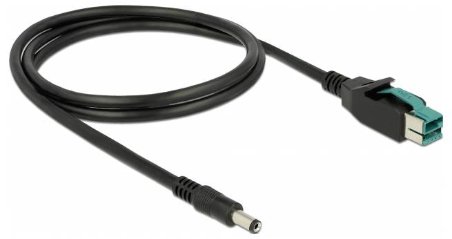 Ein schwarzes Kabel mit einem speziellen Stecker an einem Ende und einem standardmäßigen Stromanschluss am anderen Ende liegt auf weißem Hintergrund.