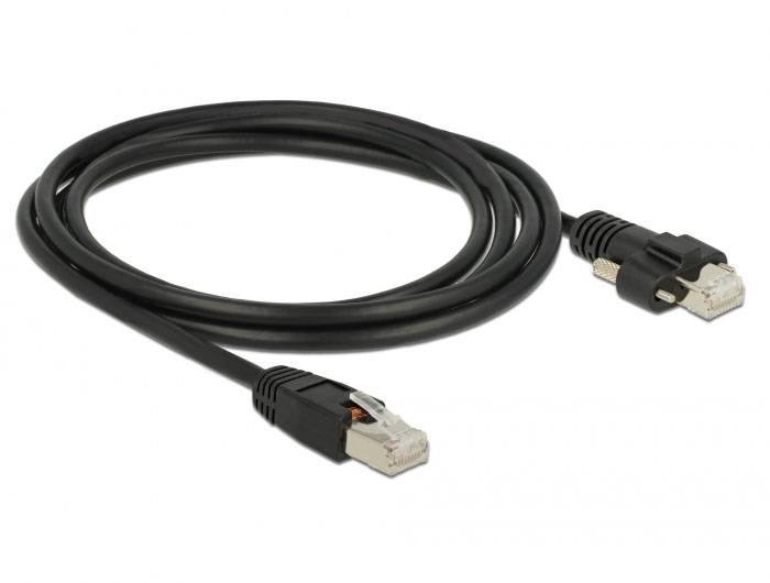 Ein schwarzes Ethernet-Kabel mit zwei RJ45-Steckern, auf einer weißen Oberfläche liegend.