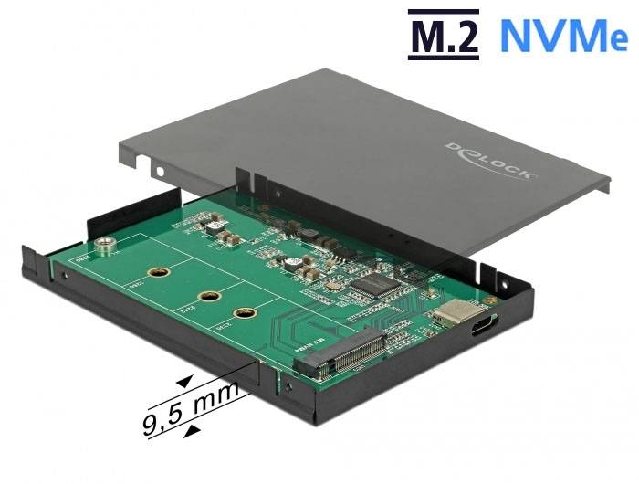 Geöffnete NVMe M.2 SSD-Adapterkarte mit einer Dicke von 9,5 mm. Oberteil entfernt, um die grüne Schaltplatte zu zeigen.