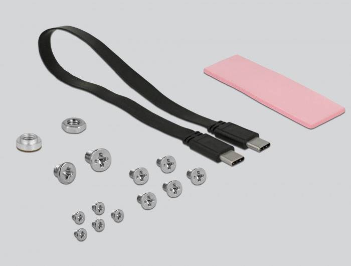 Ein Set bestehend aus zwei schwarzen USB-Kabeln mit USB-C-Anschlüssen, mehreren silbernen Schrauben und einem rosa rechteckigen Objekt.