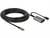 Ein langes, schwarzes USB-C-Kabel mit einem grauen Adapter, der einen USB-C- und einen Stromanschluss enthält.