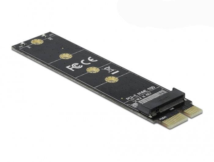 Eine schwarze PCIe-NVMe-SSD mit Goldkontakten und weißen Symbolen. Sie ist flach und länglich, zum Einbau in Computer geeignet.