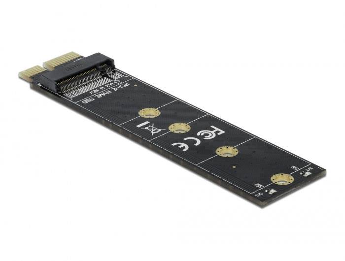 Eine PCIe-Adapterkarte für M.2 SSDs auf weißem Hintergrund, zeigt die Anschlüsse und Montagelöcher für die Installation in einem Computer.