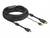 Ein langes schwarzes Kabel mit HDMI-, DisplayPort- und USB-Steckern, geeignet für den Anschluss von Computern oder Monitoren.