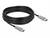Ein schwarzes HDMI-Kabel mit zwei grauen Steckern, aufgerollt. Wird verwendet, um Audio- und Videodaten zwischen Geräten zu übertragen.