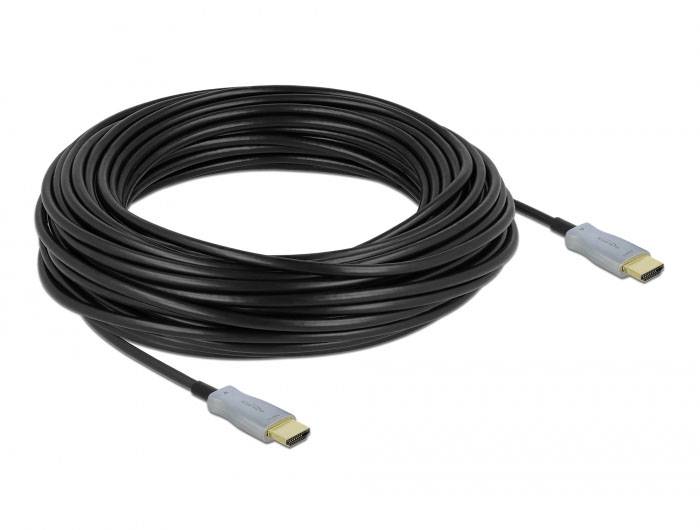 Ein langes schwarzes HDMI-Kabel mit silbernen Anschlüssen auf beiden Seiten, aufgerollt auf einem weißen Hintergrund.
