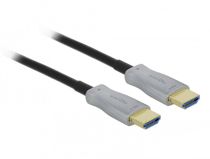 Zwei HDMI-Stecker mit schwarzen Kabeln, silbernen Gehäusen und goldfarbenen Anschlüssen liegen nebeneinander.