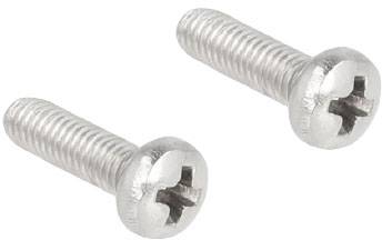 Zwei silberne Kreuzschlitzschrauben liegen parallel zueinander auf einem weißen Hintergrund.