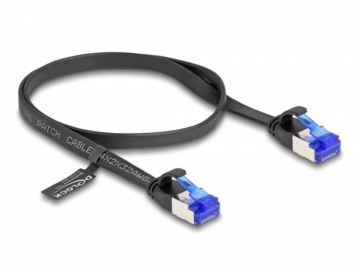 Ein kurzes Netzwerkkabel mit blauen RJ45-Steckern an beiden Enden, dargestellt auf einem weißen Hintergrund.