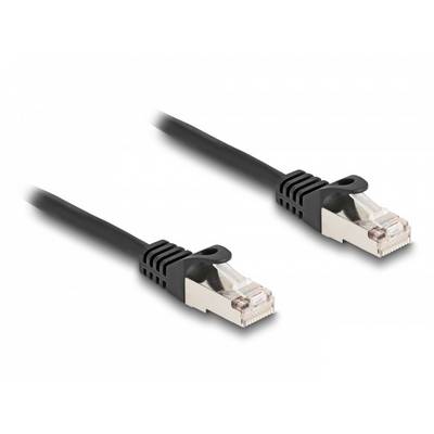 Zwei schwarze Ethernet-Kabel mit transparenten Steckern liegen nebeneinander.