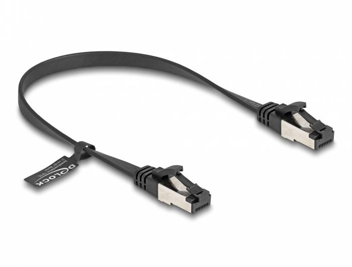 'Ein flaches schwarzes Patchkabel mit zwei RJ45-Steckern an den Enden, geeignet für Netzwerkanwendungen.'