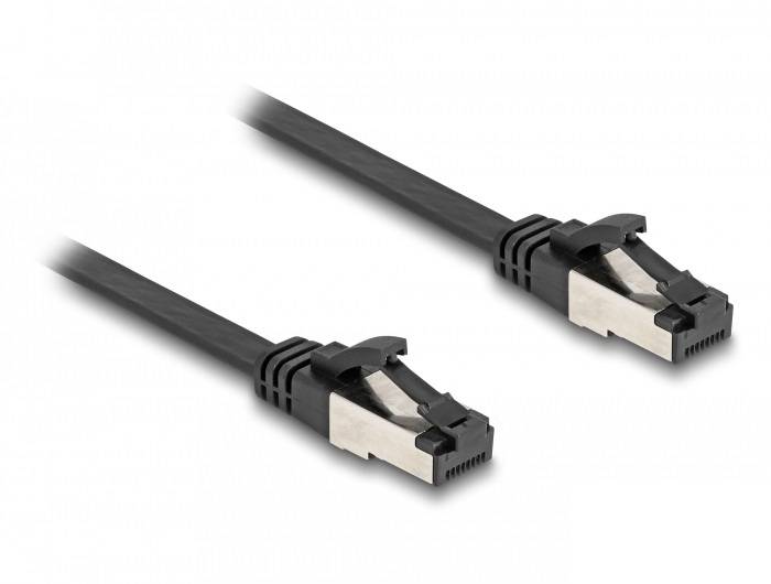 Zwei schwarze Ethernet-Kabel mit Metallsteckern, nebeneinander liegend. Geeignet für die Verbindung von Netzwerkgeräten.