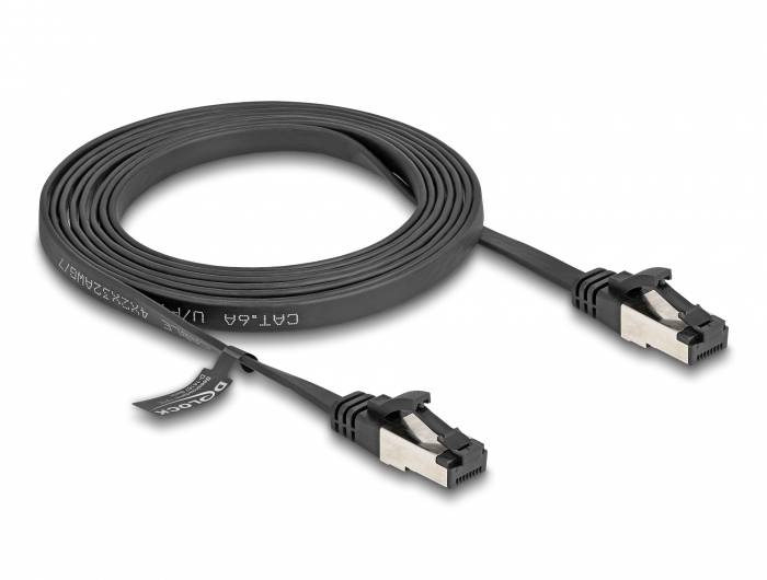 Ein flaches, schwarzes Netzwerkkabel der Kategorie 7 mit zwei RJ45-Steckern. 