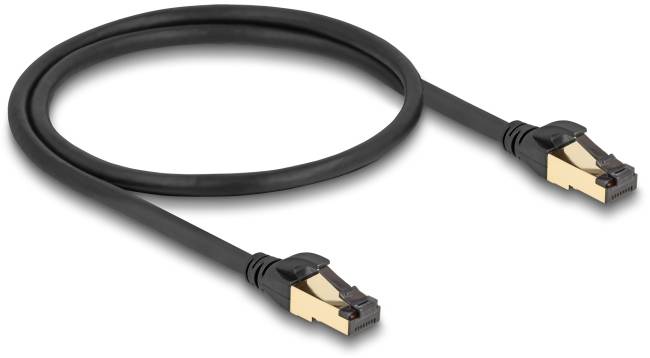 Ein schwarzes Ethernet-Kabel mit zwei goldfarbenen Steckverbindern an den Enden, liegt locker in einer Schleife.